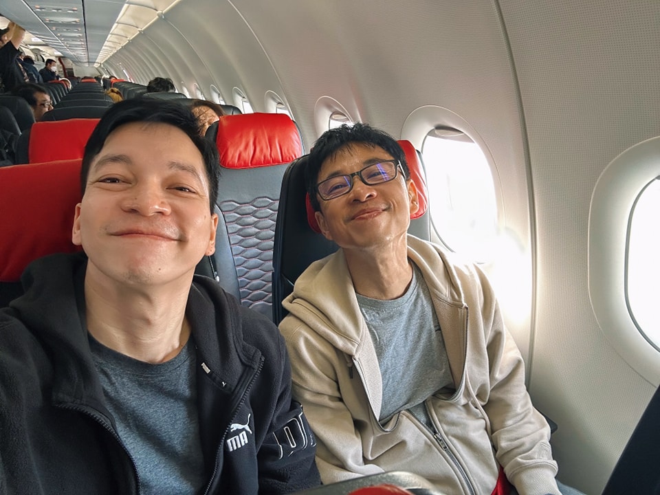 Ball_Yod's tweet photo. กลับมาถึงเมืองไทยโดยปลอดภัยแน้ววว... 😄
.
ขอบคุณ #AirAsia
ที่ไปรับกลับบ้านนะคร้าบบ..
.
เตรียมเจอกันในไลฟ์ VIPA V ROOM คืนนี้ 19.00 น. 
เน้อ
.
.
.
#ThaiAirAsia 
#หนังพาไป #ไหนพาปัง #ballyod https://t.co/pGPMZ2yPx3