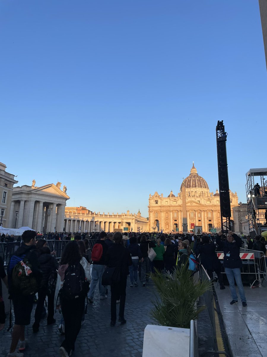 Zeta_Luiss's tweet photo. I pellegrini stanno riempiendo piazza San Pietro dalle prime luci dell’alba. Il rito funerario avrà inizio alle ore 10 
#PapaFrancisco #PopeFrancis #popefrancisdeath https://t.co/QJpG9lBekV