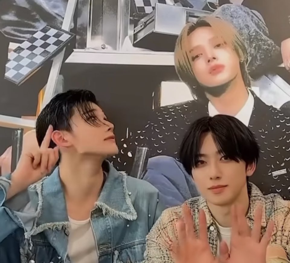 manjo_o5's tweet image. 하긴 이분은 실제 k님도 아니고 벽에 붙어있는 k님이랑도 눈맞출라고 하는 분이니까요 진짜 밥에서 미친맛 너무 많이나서 힘들다