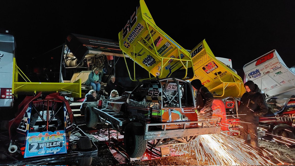 breggoo's tweet photo. Post Battle Night pitwalk. #avoidthequeue https://t.co/HpJubm8UXj