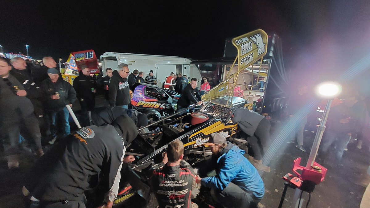 breggoo's tweet photo. Post Battle Night pitwalk. #avoidthequeue https://t.co/HpJubm8UXj