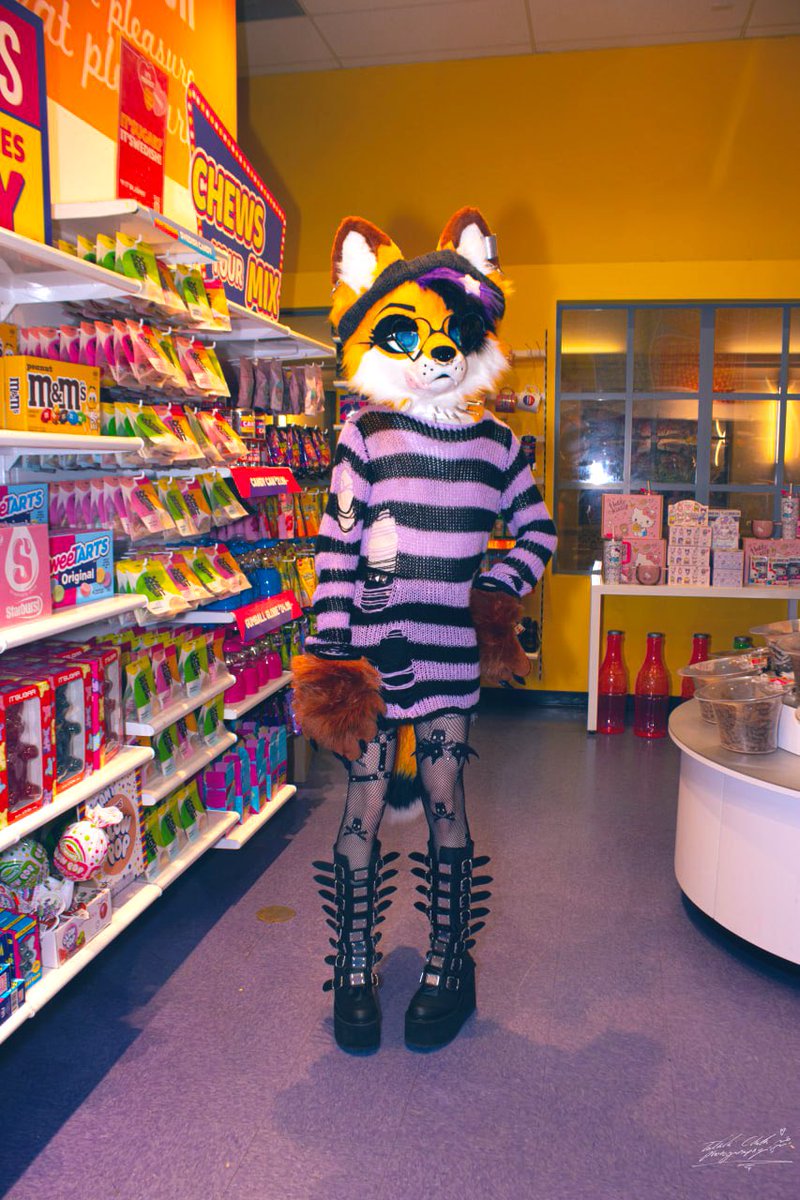 FenRenard's tweet photo. 💜🖤 𝖘𝖜𝖊𝖊𝖙𝖊𝖗 𝖙𝖍𝖆𝖓 𝖘𝖚𝖌𝖆𝖗🖤💜

📸: Takaki C. Photography 

#FursuitFriday #fursuit #fursuiter #fursuiting #furry #femboyfurry #furryfemboy #furryfandom #femboy #Fursona #furries #vulpine #fox #demonia https://t.co/5flfsGL7JL