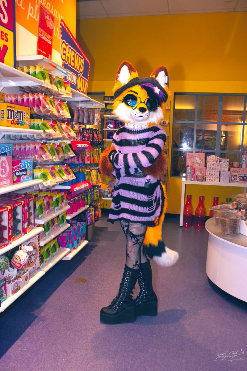FenRenard's tweet photo. 💜🖤 𝖘𝖜𝖊𝖊𝖙𝖊𝖗 𝖙𝖍𝖆𝖓 𝖘𝖚𝖌𝖆𝖗🖤💜

📸: Takaki C. Photography 

#FursuitFriday #fursuit #fursuiter #fursuiting #furry #femboyfurry #furryfemboy #furryfandom #femboy #Fursona #furries #vulpine #fox #demonia https://t.co/5flfsGL7JL