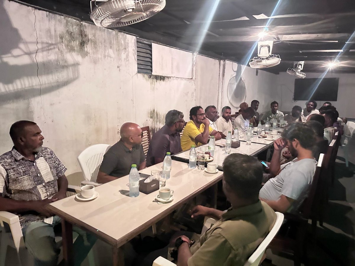 Hassan Shah (@hasansaahu) on Twitter photo ށ. އަތޮޅަށް ޗެއަރޕާސަން <a href="/faya_i/">Fayyaz Ismail</a> އާއި ޓީމު ކުރައްވަމުން ގެންދަވާ ދަތުރުގެ ތެރެއިން ށ. ކަނޑިތީމަށް ވަޑައިގެން އެމްޑީޕީ މެންބަރުންނާ ބައްދަލުކޮށް މަޝްވަރާ ކުރުން. ށ. އަތޮޅަށް ޗެއަރޕާސަން <a href="/faya_i/">Fayyaz Ismail</a> އާއި ޓީމު ކުރައްވަމުން ގެންދަވާ ދަތުރުގެ ތެރެއިން ށ. ކަނޑިތީމަށް ވަޑައިގެން އެމްޑީޕީ މެންބަރުންނާ ބައްދަލުކޮށް މަޝްވަރާ ކުރުން.