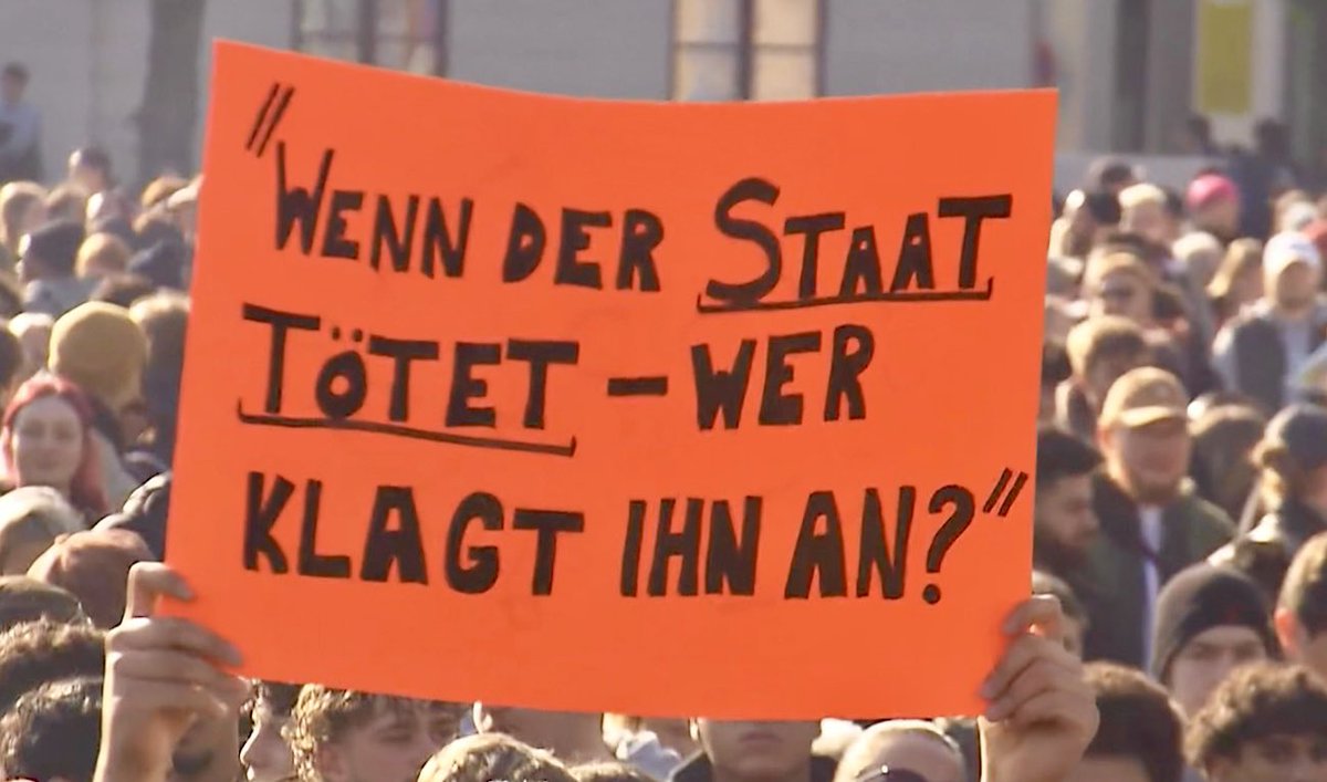 NurderK's tweet photo. Guten Morgen liebe Nachbarinnen und Nachbarn! Das, was auf dem Banner steht! 
#JusticeForLorenz https://t.co/vyx16hubcD