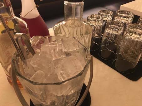 キャバクラのお仕事は、高収入を目指せる魅力的な環境であり、自分の魅力や会話力を活かして稼げる点が大きな特徴です。
しかし、その一方で、お店選びや勤務スタイルによっては心身に負担がかかる場合もあります。