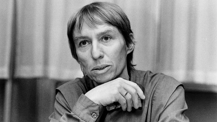 "Ein Alltag ohne soziale Demütigung – das ist das Grundrecht aller, ausnahmslos."    

Heute würde Regine Hildebrandt 84 Jahre alt werden. Sie starb 2001 viel zu früh. Eine wie sie fehlt  schmerzhaft, der SPD und dem Land ❤️ #DieErstenihrerArt