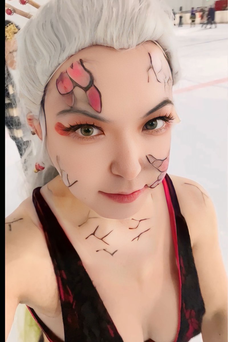 Black_One_Piece's tweet photo. 堕姫コスプレでスケート⛸️
※上弦カラコンは危険なので無し
#ザンヒル氷上コス https://t.co/QvsVCpr4xc