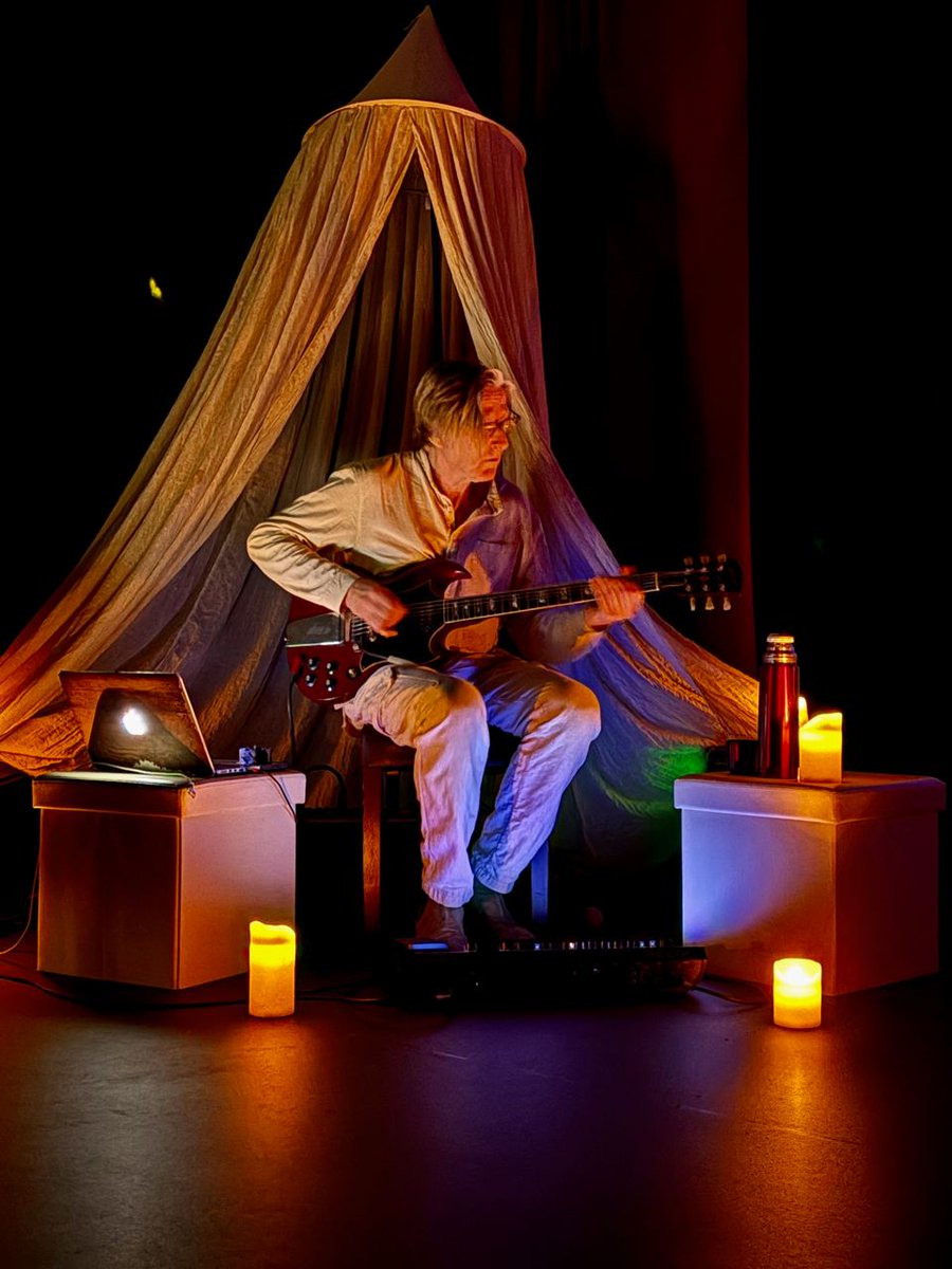 heute starte ich nach Heidelberg, wo ich tatsächlich zum ersten Mal spiele: beim Spring Strings Festival im Bett&amp;Couch, Kriegstr. ,1930 h  dort präsentiere ich "Lüüls Lab", könnte ein magischer Abend werden!Foto: Uwe Wohlmacher #electricguitar #psychedelicmusic #visuals <a href="/audiac/">Kiev Stingl | Audiac</a>