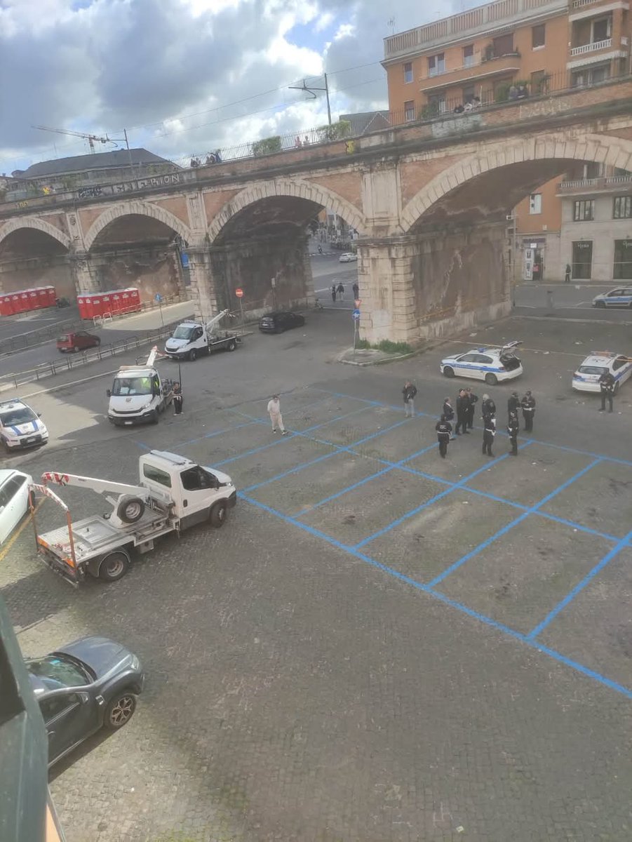 stra_mae's tweet photo. E poi ci siamo noi residenti agli arresti domiciliari e con scooter e auto rimosse...

#viaGregorioVII
#Funerali https://t.co/5bfRUAhXaj
