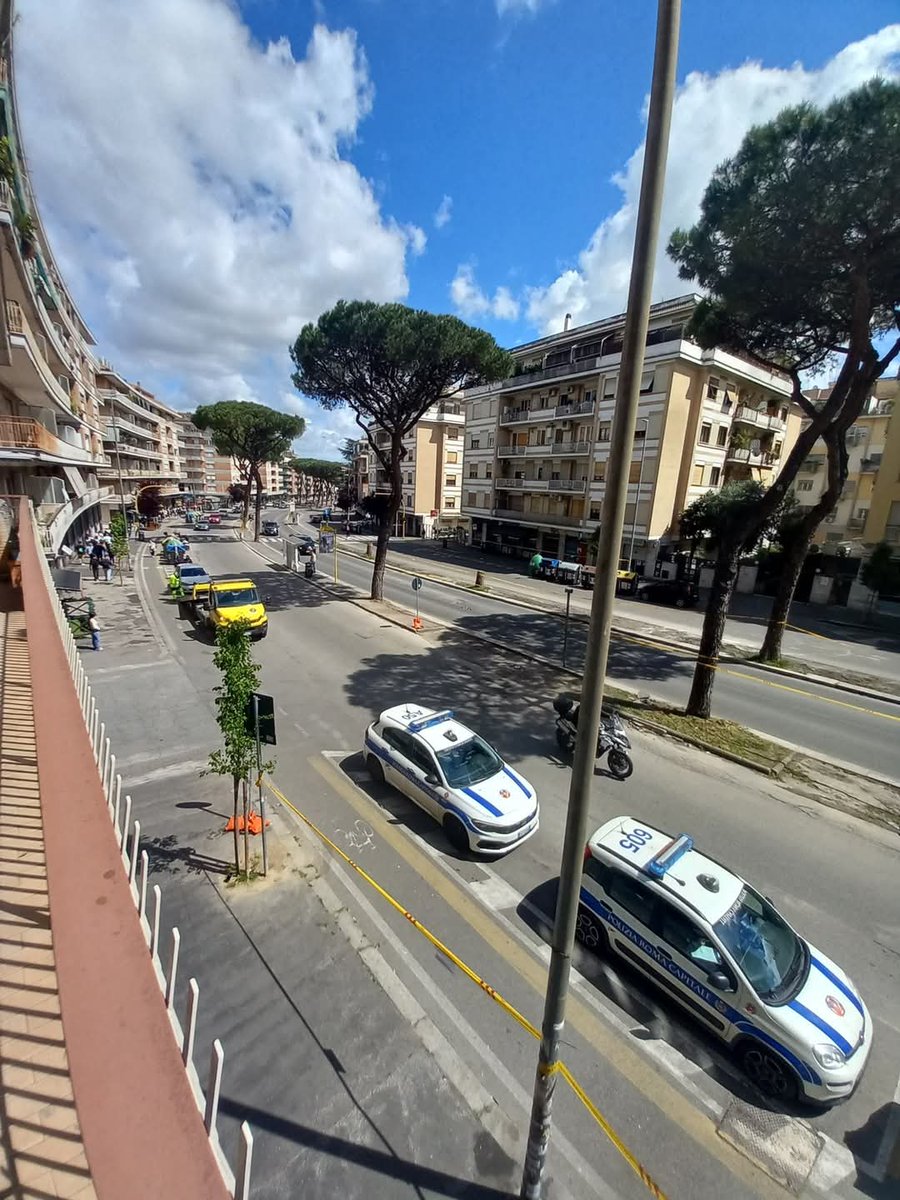 stra_mae's tweet photo. E poi ci siamo noi residenti agli arresti domiciliari e con scooter e auto rimosse...

#viaGregorioVII
#Funerali https://t.co/5bfRUAhXaj