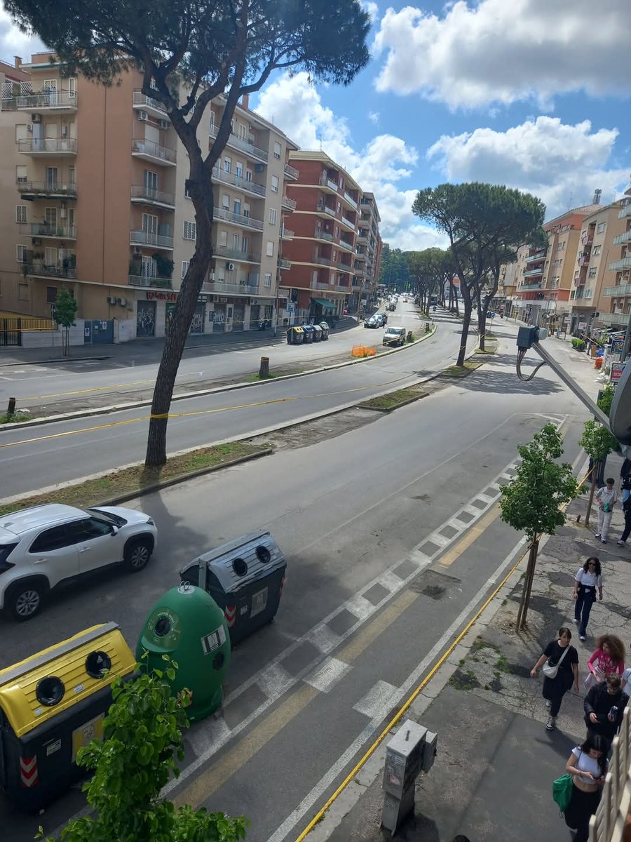 stra_mae's tweet photo. E poi ci siamo noi residenti agli arresti domiciliari e con scooter e auto rimosse...

#viaGregorioVII
#Funerali https://t.co/5bfRUAhXaj