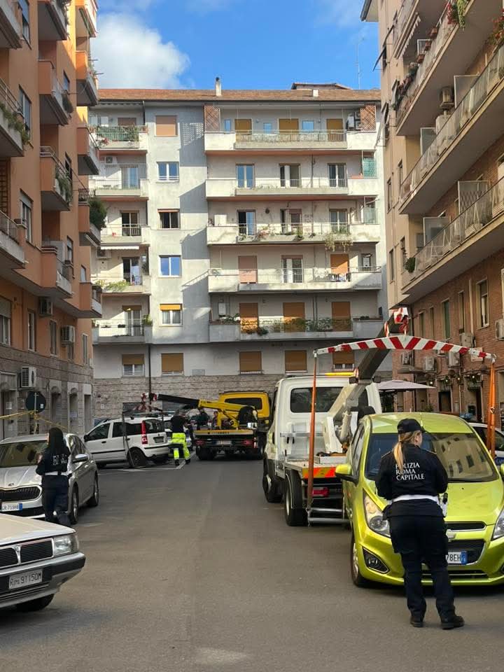 stra_mae's tweet photo. E poi ci siamo noi residenti agli arresti domiciliari e con scooter e auto rimosse...

#viaGregorioVII
#Funerali https://t.co/5bfRUAhXaj