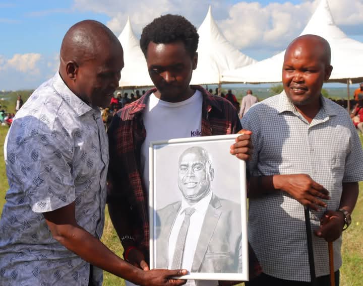 Artony_art (@tkimoney) on Twitter photo From sketching in my room to presenting portraits to leaders.Thanks <a href="/metito_katoo/">Dr.Katoo Ole Metito</a> for embracing my work.DM if u need ur portraits💖 done.#KatooOleMetito#Pencildrawing#Kenyanartist From sketching in my room to presenting portraits to leaders.Thanks <a href="/metito_katoo/">Dr.Katoo Ole Metito</a> for embracing my work.DM if u need ur portraits💖 done.#KatooOleMetito#Pencildrawing#Kenyanartist