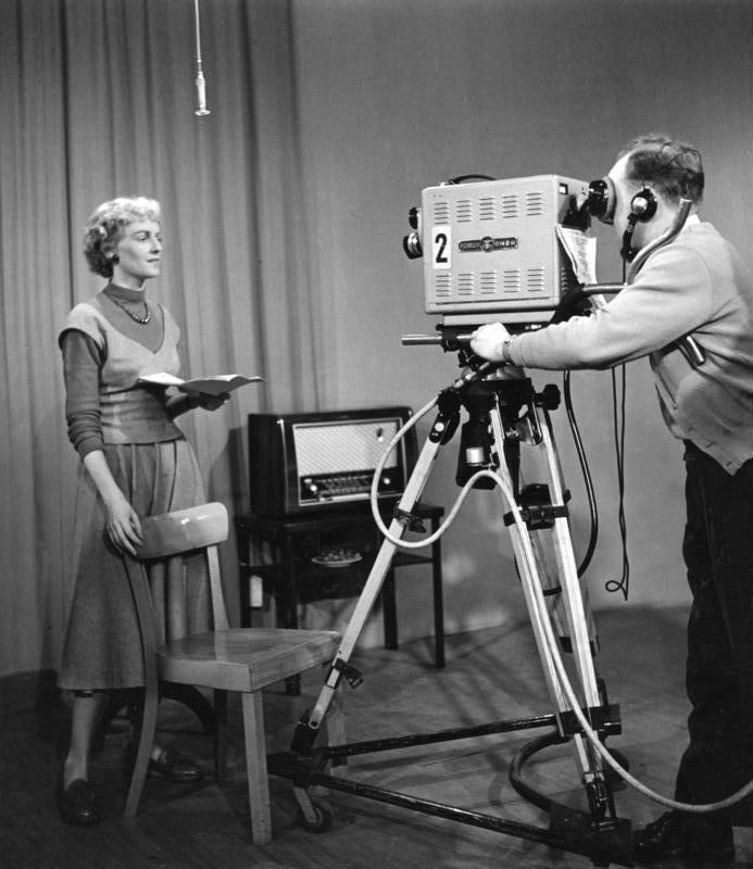 CetaitMa's tweet photo. Le 26 avrl 1935, 2è essai de télé-diffusion d'images mobiles et parlées en France (télé-vision). La compagne Béatrice Bretty du ministre des P.T.T. Georges Mandel raconte devant la caméra une tournée en Italie de la Comédie-Française à laquelle elle a participé

#histoire https://t.co/56UNeJ0C7V