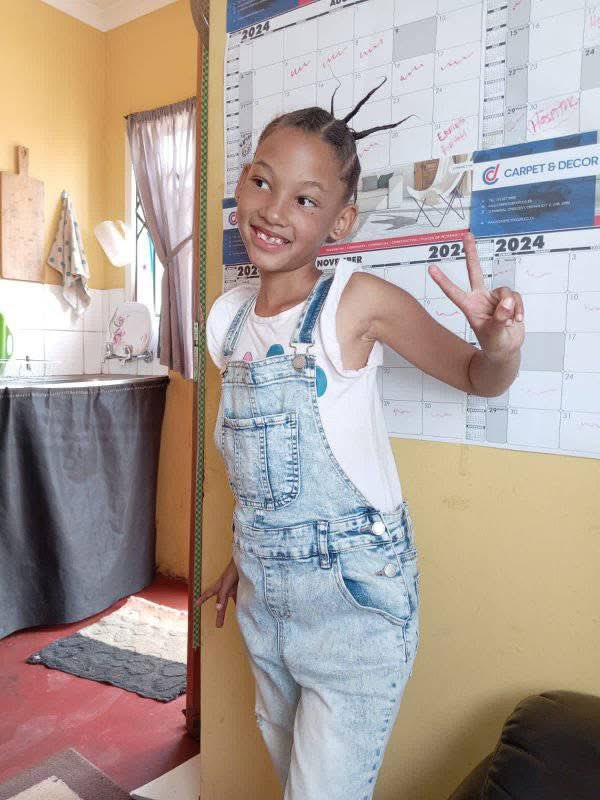 MbazimaThomason's tweet image. Hi everyone. Please help us find Fabiana she is 10 years old from Toekomsrus Randfontein...Please share on all relevant groups 
She was wearing a A blue tracksuit pants with a pink top and blue allstars tekkies 
Contact person 
Fabian 062 889 2066
or 084 050 5100