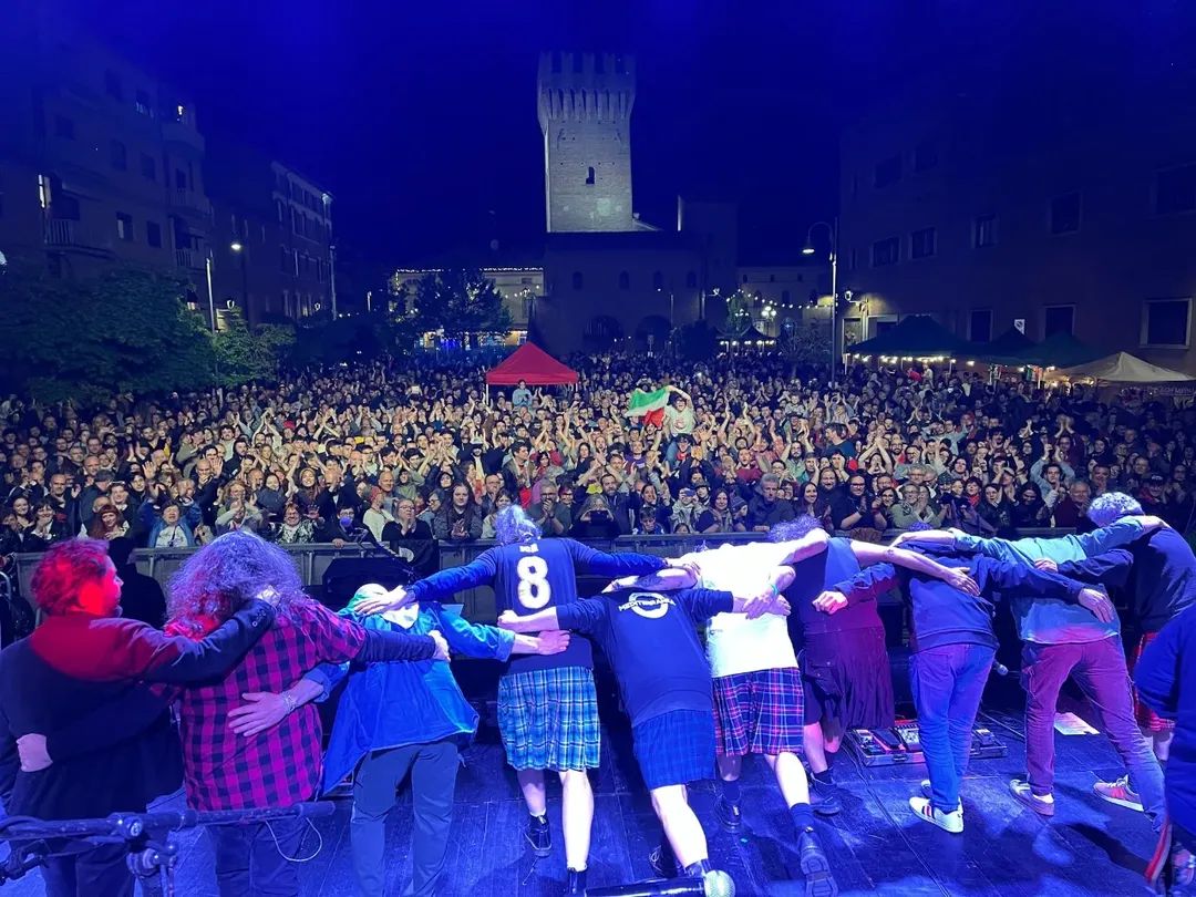 MCityRamblers's tweet photo. GRAZIE! #Spilamberto, che SERATA!, un #25aprile cosรฌ chi se lo scorda piรน! Un'#Italia che resiste e che esiste, grazie a tutti!๐ฃ
#modenacityramblers #mcr #letsgoramblers #daicandom #partigianisempre #appuntiresistenti #appuntiresistentitour #daspillanonsipassa #AntiFascista https://t.co/nRVFMZJMNq