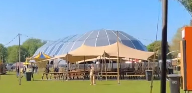 ZEILDOEK_COM's tweet photo. Zeil-Doek wenst iedereen een hele gezellige koningsdag.
Het is mooi te zien dat iedereen actief is en het festival seizoen weer is aangebroken.
Voor de https://t.co/InAMq8QnNh heeft Zeil-Doek grote transparante dakzeilen vervaardigd voor het Oranjeroes Festival in het Zuiderpark https://t.co/ishPdUS4wP