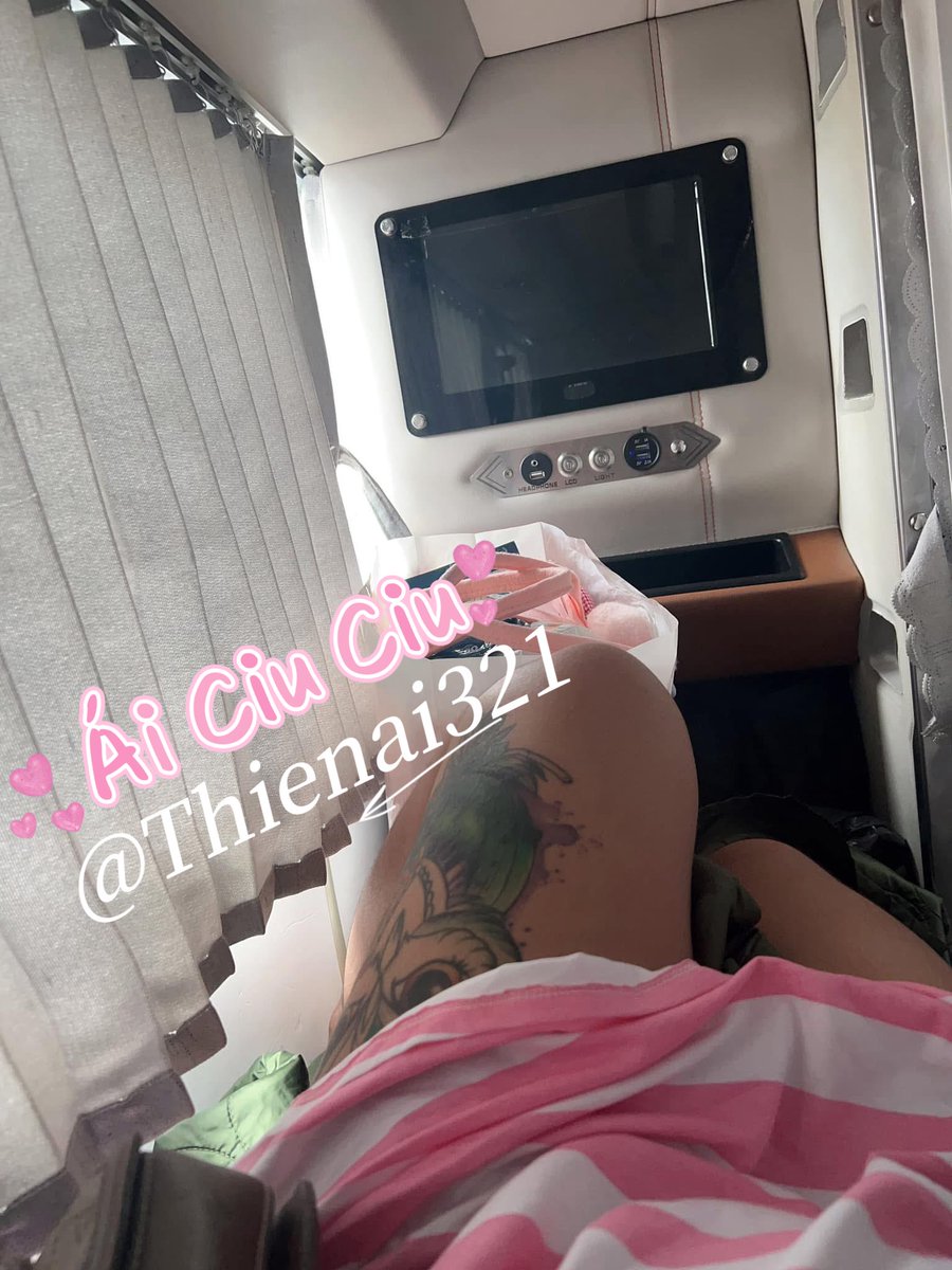 Không phải em ít online, mà vì em lười đăng bài, cảm giác mọi ng không hứng thú lắm. Chứ tin nhắn em vẫn rep và nói chuyện với mọi ng đều, ai em chưa rep là do có thể bị trôi tin nhắn, hoặc nói xàm quá. Chứ cứ chủ động nhắn em đều trả lời nhé