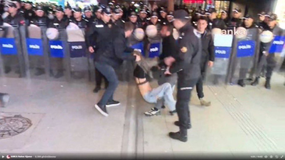 avcemilcicek0's tweet image. Ayrıntılarda boğulmaya gerek yok. Erkek mi kadın mı? Sütyen mi takıyor takmıyor mu? Bunları konuşmaya, tartışmaya gerek yok. 

Türkiye Cumhuriyeti Anayasasının 17. maddesi açık: “Kimse işkence ve kötü muameleye tabi tutulamaz.”

Ceza Muhakemesi Kanunu (CMK) 90. madde ve devamı…