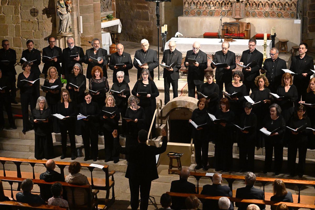 Antoni_Gelonch's tweet photo. Estratosfèric concert ahir d la @CoralCarmina, amb l’organista Mercè Sanchis, la soprano Mar Jordana, el tenor Josep Poblet, el baix David Guitart i la violoncel·lista Sveta Trushka. Apoteòsica Missa d Glòria d Pau Casals! Quin gran final x a #dellumitenebres! @Horitzons2050 https://t.co/q4w1FpmNlg