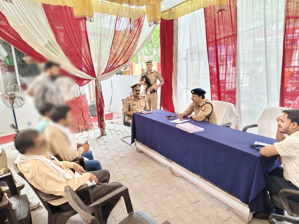 mahobapolice's tweet photo. #SP_MBA श्री प्रबल प्रताप सिंह द्वारा थाना समाधान दिवस के अवसर पर जनपद महोबा के थाना कोतवाली नगर में मौजूद रहकर क्षेत्र से सम्बन्धित जनसमस्याओं की सुनवाई की गई।
🔸इस दौरान फरियादियों से संवाद कर उनकी शिकायतों को गम्भीरता पूर्वक सुना गया एवं शिकायत निस्तारण के प्रति उनको आश्वस्त करते हुए प्राप्त हुई जन शिकायतों का निस्तारण सुनिश्चित किए/कराए जाने के सम्बन्ध में सम्बन्धित पुलिस एवं राजस्व विभाग के अधि./कर्म. को मौके पर आवश्यक दिशा-निर्देश दिए गए हैं।
#UPCM #UPPolice