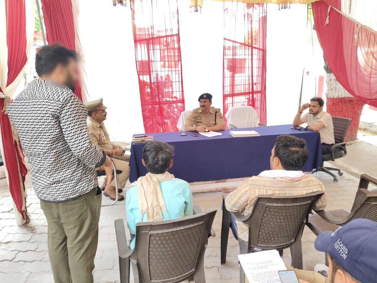 mahobapolice's tweet photo. #SP_MBA श्री प्रबल प्रताप सिंह द्वारा थाना समाधान दिवस के अवसर पर जनपद महोबा के थाना कोतवाली नगर में मौजूद रहकर क्षेत्र से सम्बन्धित जनसमस्याओं की सुनवाई की गई।
🔸इस दौरान फरियादियों से संवाद कर उनकी शिकायतों को गम्भीरता पूर्वक सुना गया एवं शिकायत निस्तारण के प्रति उनको आश्वस्त करते हुए प्राप्त हुई जन शिकायतों का निस्तारण सुनिश्चित किए/कराए जाने के सम्बन्ध में सम्बन्धित पुलिस एवं राजस्व विभाग के अधि./कर्म. को मौके पर आवश्यक दिशा-निर्देश दिए गए हैं।
#UPCM #UPPolice