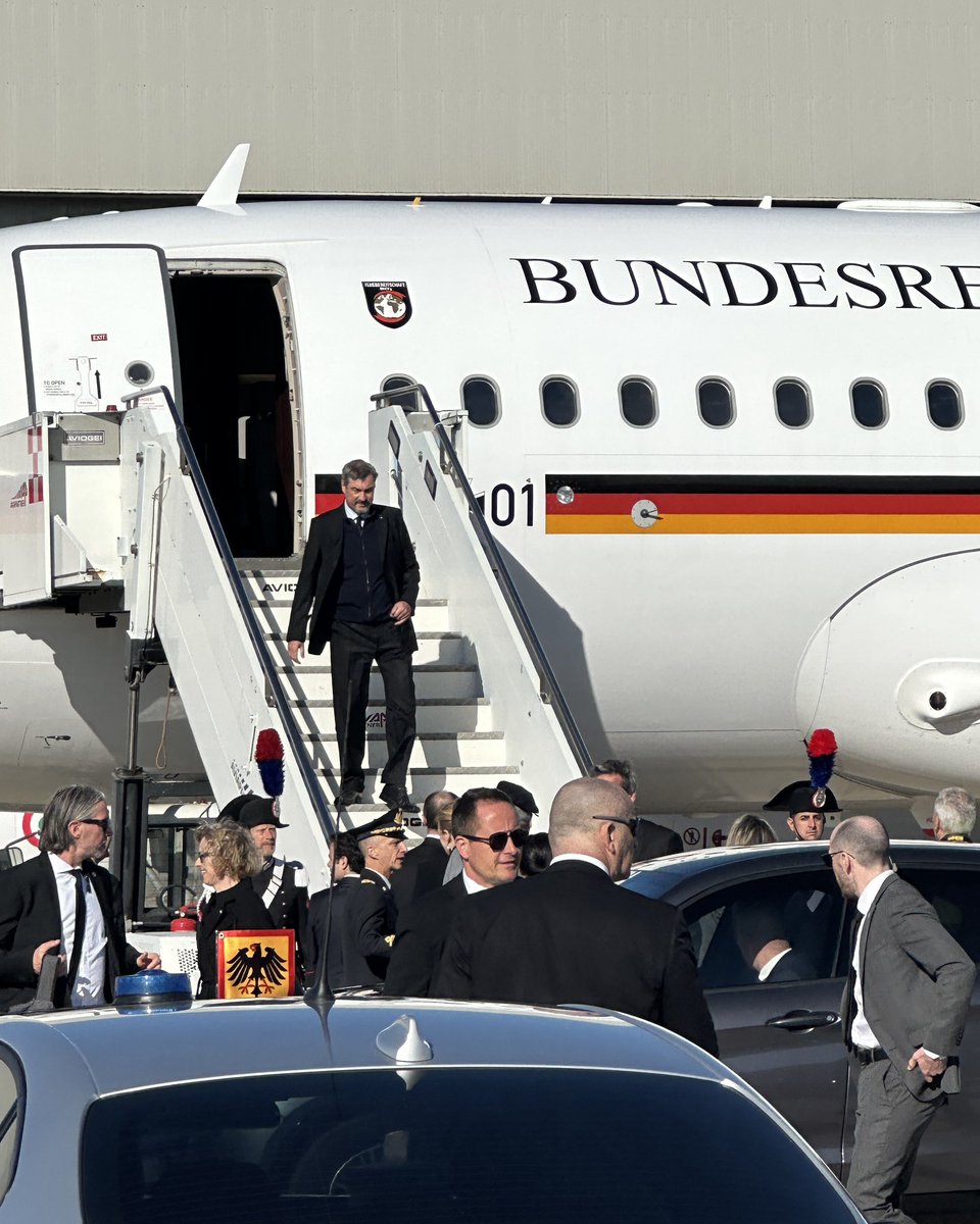 Markus_Soeder's tweet image. Gerade in Rom gelandet: Nun geht es im Konvoi mit Bundespräsident Frank-Walter Steinmeier in den Vatikan zu den Trauerfeierlichkeiten für den verstorbenen Papst #Franziskus.