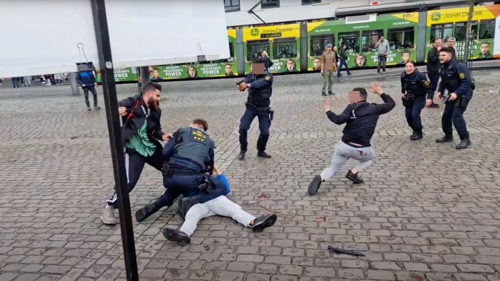 Fischerin5's tweet photo. Ich habe wirklich keine Ahnung warum die Cops etwas on edge sind wenn da einer randaliert und mit dem Messer unterwegs ist. Es ist wirklich ein Rätsel https://t.co/ftbDDmiqnS