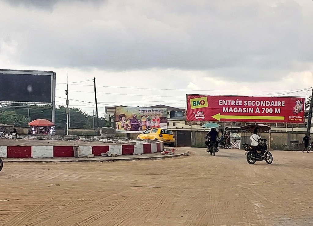 aristidemabatto's tweet photo. La route est réparée.
La mairie y a installé des pavés.
Le gros mystère reste la jonction entre l'asphalte et les pavés. Ça ne dure jamais.
#RondPoint #SaintMichel
#Routes #Douala https://t.co/y23PYgEndj