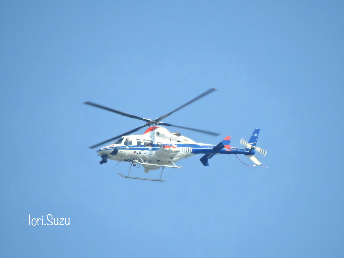 Rosemary_Suzuan's tweet photo. 午後、うちの近くを飛んでいたテレ東ヘリJA121T（Bell430）

近いところから、ずーっとヘリの音が聞こえるので撮りました。かれこれ1時間くらいは同じようなところを飛んでるからか、微妙に振動してて気持ち悪い。

航空機は好きだけど、なんかやだねぇこういうの。

#ヘリコプター #JA121T #テレ東 https://t.co/JODXFH59Kb