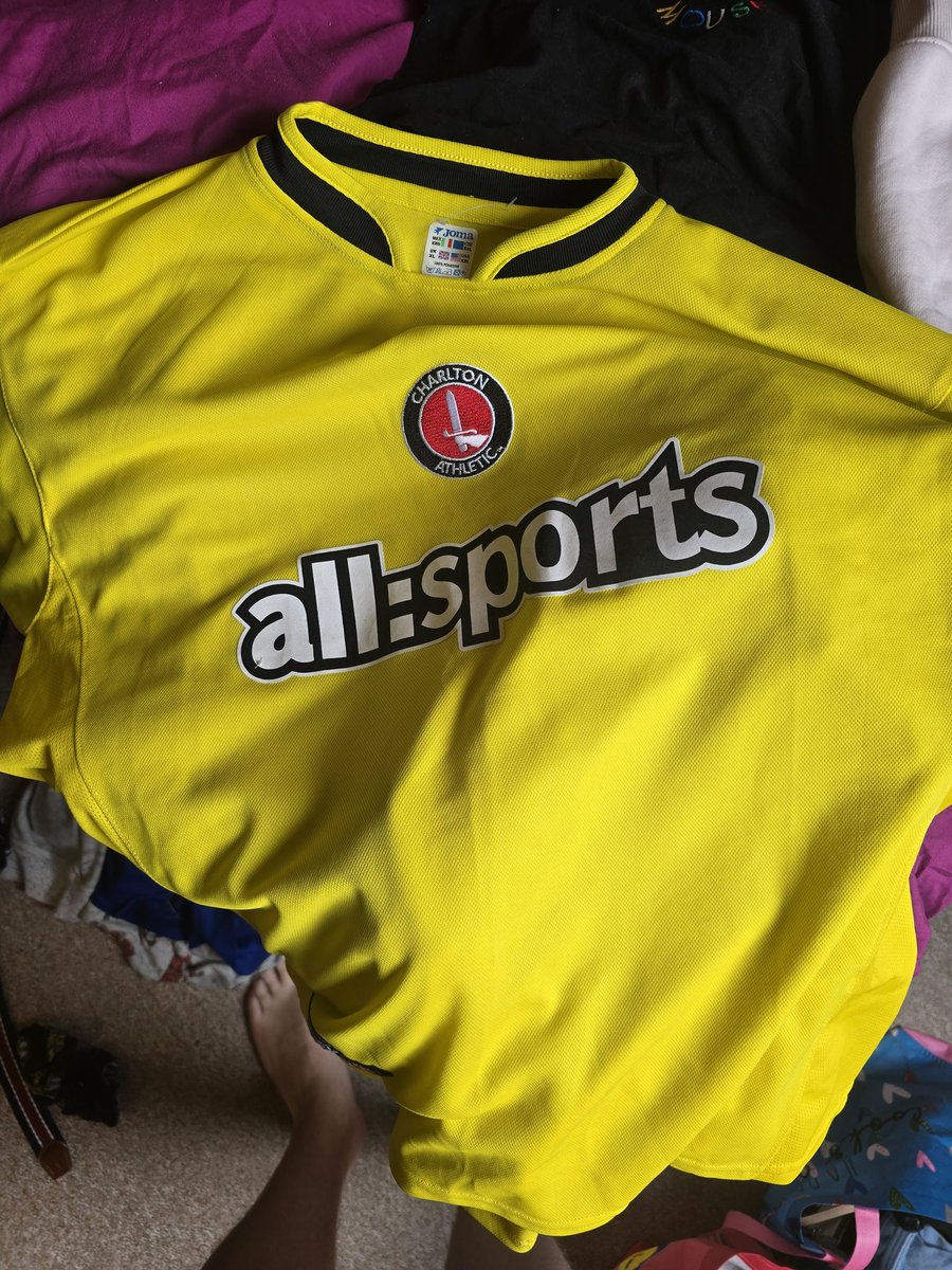 giganticmantis's tweet photo. Anyone know 1. What year the shirt is and 2. How i can remove the stuff off the back I'm assuming is someone's names https://t.co/GTNxFAlokD