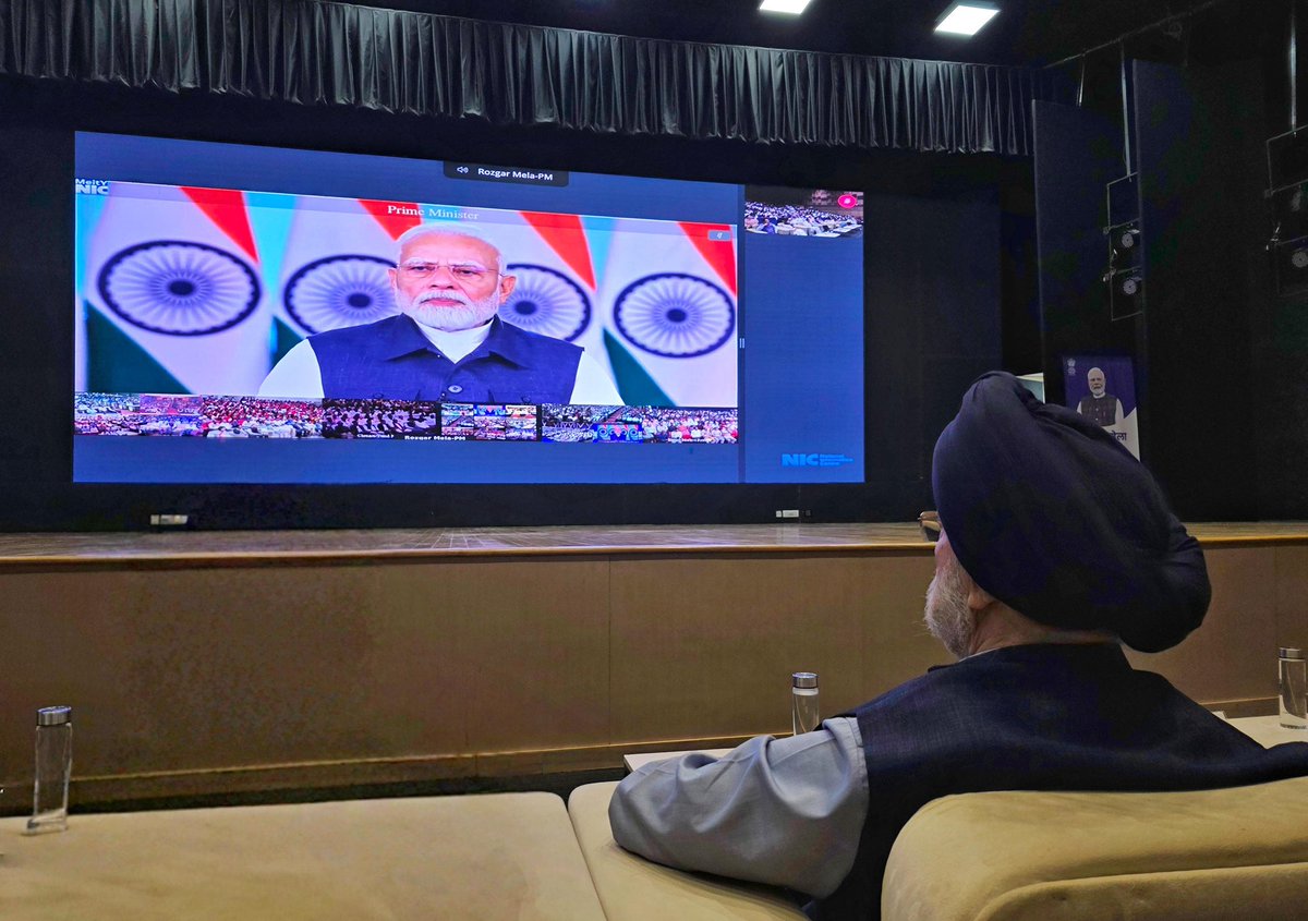HardeepSPuri's tweet photo. India’s youth are driving our transformation towards being #ViksitBharat under the inspiring and firm leadership of PM @narendramodi Ji. It is immensely gratifying to witness, first-hand, the positive impact of PM Modi Ji’s visionary schemes of welfare and economic schemes on the lives of people.

In less than three years, PM Modi Ji has handed over appointment letters to 9.25 lakh qualified candidates across the country.
51,000 appointment letters were handed over today during the 11th edition of Rozgar Mela. I joined the event from Amity University in Mohali, Punjab where I had the privilege of personally handing over appointment letters to 25 young candidates out of the total 125 that were distributed in Punjab.

#Rozgar_Mela 
@PMOIndia @mygovindia @transformIndia @MyGovPunjabi @MSDESkillIndia @_DigitalIndia @PIB_India @MIB_India @PetroleumMin @bankofbaroda @IOBIndia @UCOBankOfficial @crpfindia @IndiaPostOffice @IncomeTaxIndia @IRS_CIT @NIDEM_GoI