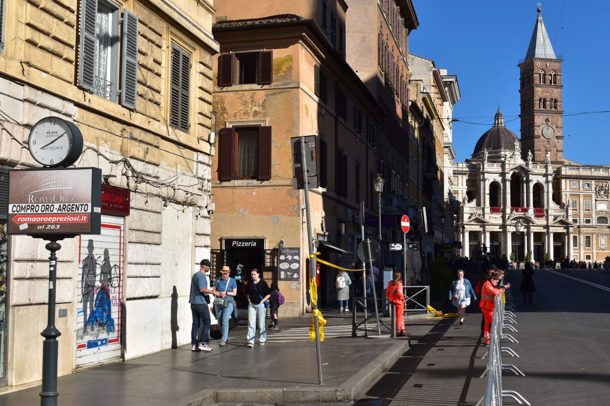 Sainte-Marie-Majeure vient de sonner 9h. À une heure du début de la cérémonie, la foule ici est sans commune mesure avec celle présente au même moment à Saint-Pierre.