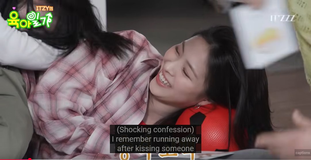 ValerieNavarro0's tweet image. Ryujin jamming to Gold, Chaeryeong spacing out, Chaeryeong resting on Ryujin&apos;s butt, and Chaeryeong hiding so good Yeji and Ryujin had to tell the twins about her hiding under the blanket on the couch. This episode has the smiles! 😃 #ITZZZ #ITㅋㅋㅋ #ITZY의육아일기