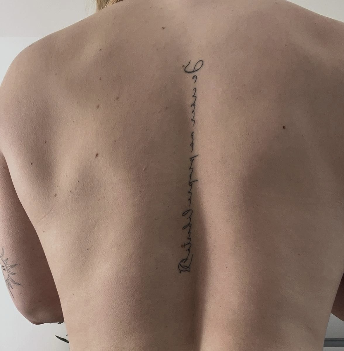 Cloclow_'s tweet photo. Hello les girls !🧚‍♀️ Sujet tatoo, j’ai fais recouvrir un tatouage qui était de travers supplément faute… vous en pensez quoi du résultat ? https://t.co/Mhxk75jPqH