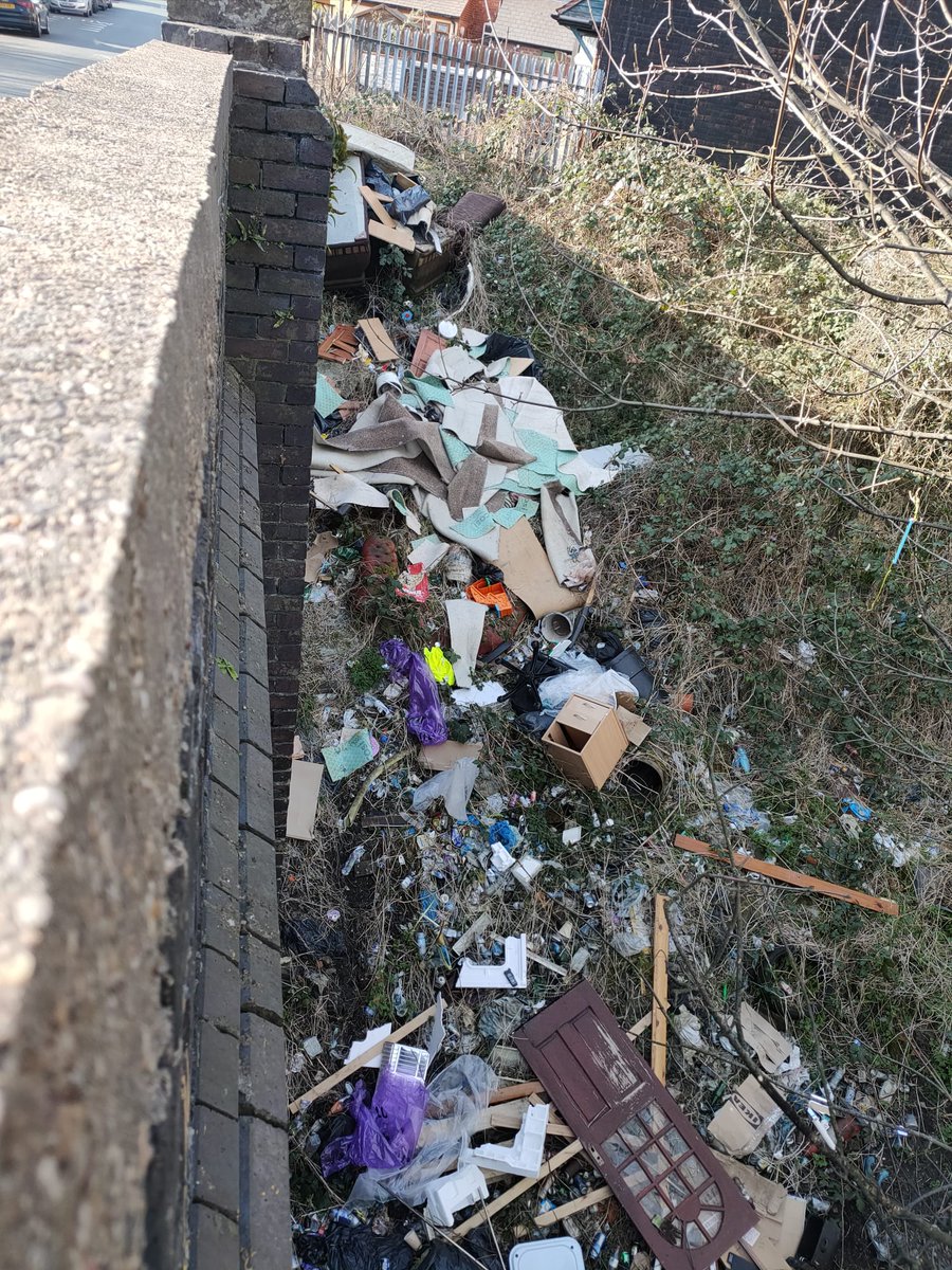 Litterwatch1's tweet photo. Kudos to Steve for his community spirit! He litter-picked his Wednesbury street, collecting 4 bags, and spotted fly-tipping at Rydding Lane. We're investigating to remove it. Thanks, Steve, for helping keep #Wednesbury clean and bright! #CommunityChamp #sandwell #volunteer https://t.co/wwIRtqadPW