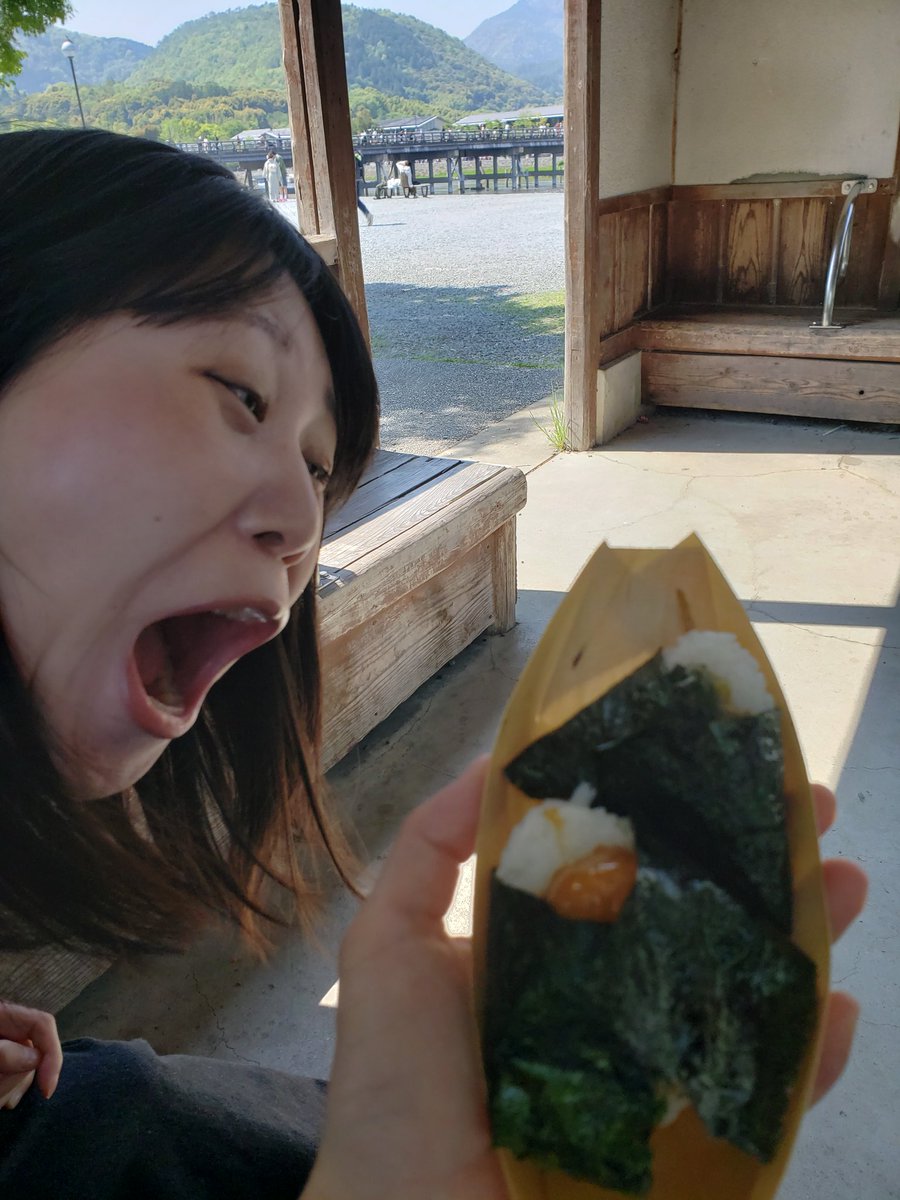 おにぎりに怯えてる