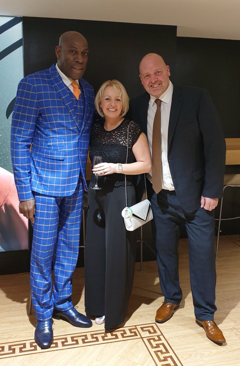 bigphil321's tweet image. Genuinely can not wait for the boxing tonight🥊🍻 #EubankBenn 
I can’t call it, I want #Benn to win &amp;amp; fancy him to do it, but either way, it’s gonna be a cracker, shades of their dads years ago..
Hers some pics of when the family met Conor, Nigel, &amp;amp; big Frank a few years ago👍🥂