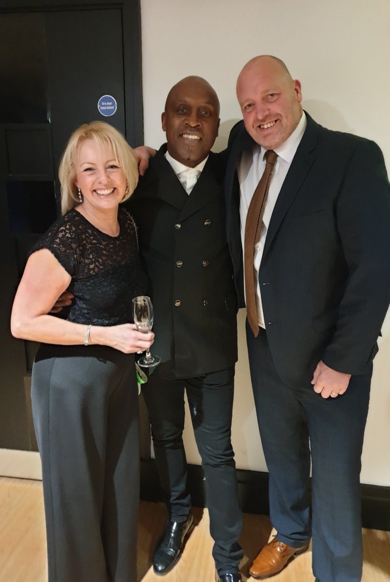 bigphil321's tweet image. Genuinely can not wait for the boxing tonight🥊🍻 #EubankBenn 
I can’t call it, I want #Benn to win &amp;amp; fancy him to do it, but either way, it’s gonna be a cracker, shades of their dads years ago..
Hers some pics of when the family met Conor, Nigel, &amp;amp; big Frank a few years ago👍🥂