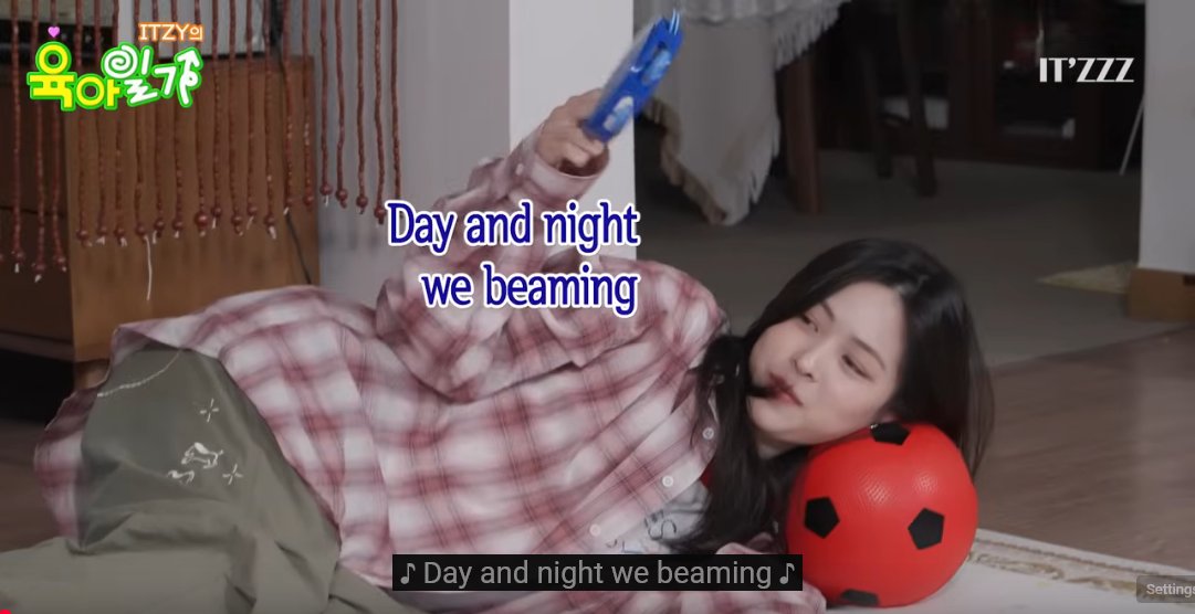 ValerieNavarro0's tweet image. Ryujin jamming to Gold, Chaeryeong spacing out, Chaeryeong resting on Ryujin&apos;s butt, and Chaeryeong hiding so good Yeji and Ryujin had to tell the twins about her hiding under the blanket on the couch. This episode has the smiles! 😃 #ITZZZ #ITㅋㅋㅋ #ITZY의육아일기