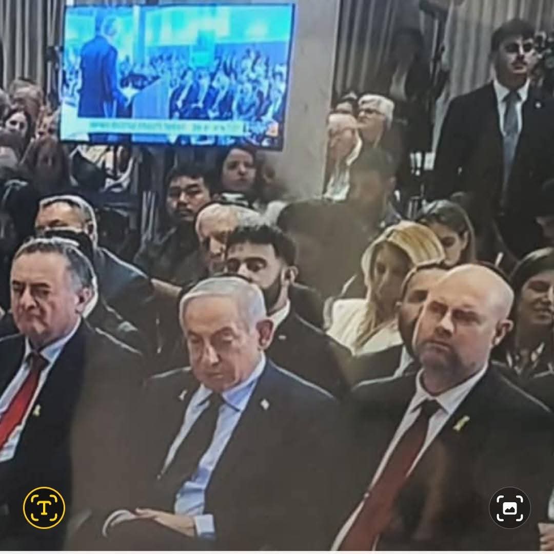 rabiaabasis's tweet photo. יש סיכוי שביבי יפטר את אוחנה וקץ על זה שלא העירו אותו.
זו חובתכם, וחובתו של רונן בר וכל ממלאי תפקידים להעיר את ראש הממשלה!
(התמונה לקוחה מסטטוס שהעלה אורי משגב מעיתון הארץ) https://t.co/UvBaGXKaG5