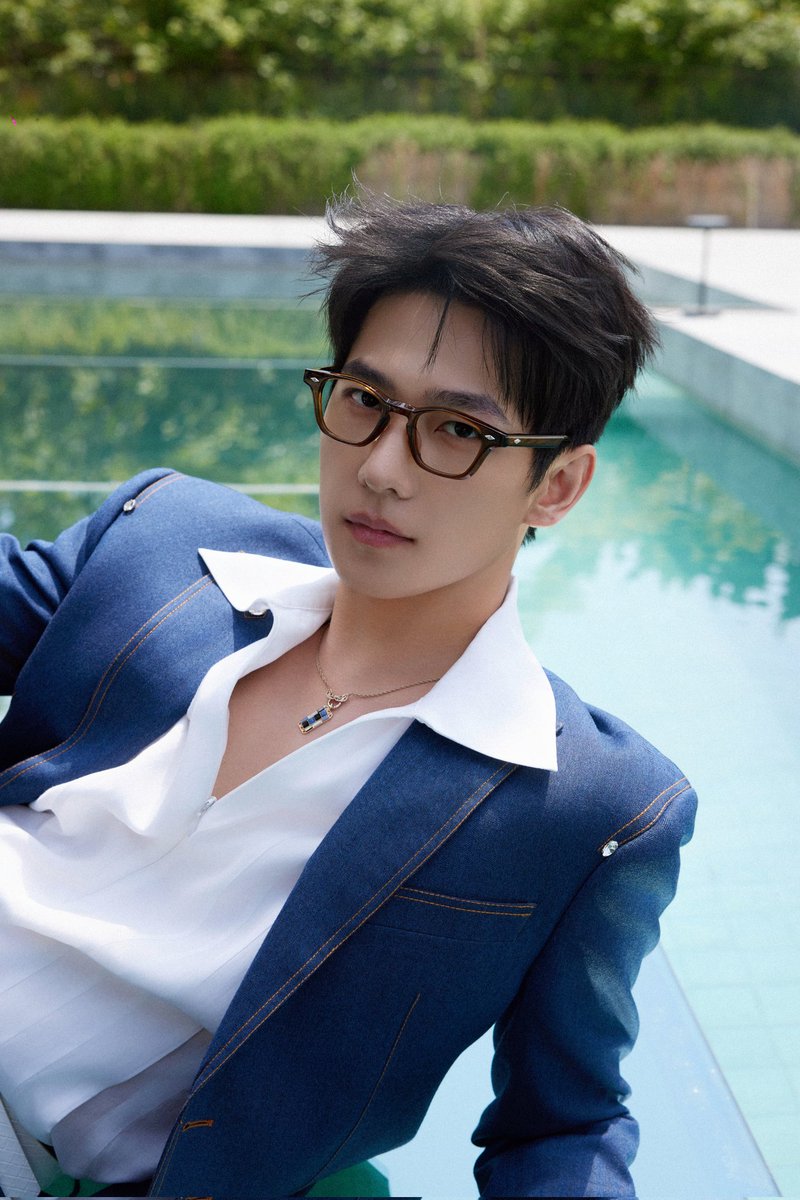 FulltimeBusy09's tweet photo. OMG .......

#YangYang
#YangYang杨洋 
#หยางหยาง https://t.co/1UpCkJr3qs