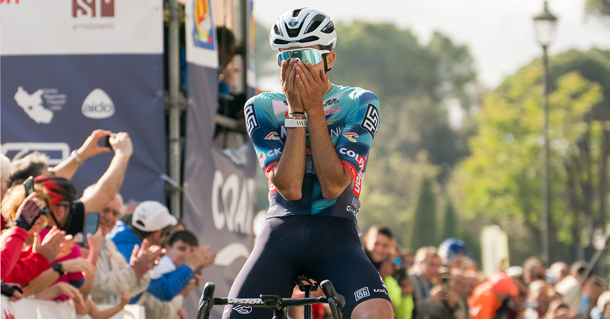 bici.PRO (@bicipro1) on Twitter photo Lorenzo Masciarelli conquista il GP Liberazione con una fuga da lontano e resistendo al ritorno del gruppo. La svolta che attendeva dal suo ritorno in Italia...
<a href="/colpackballan/">TeamMBHBANKBALLANCSB</a>
#bicipro #Cycling
bici.pro/news/giovani/l… Lorenzo Masciarelli conquista il GP Liberazione con una fuga da lontano e resistendo al ritorno del gruppo. La svolta che attendeva dal suo ritorno in Italia...
<a href="/colpackballan/">TeamMBHBANKBALLANCSB</a>
#bicipro #Cycling
bici.pro/news/giovani/l…