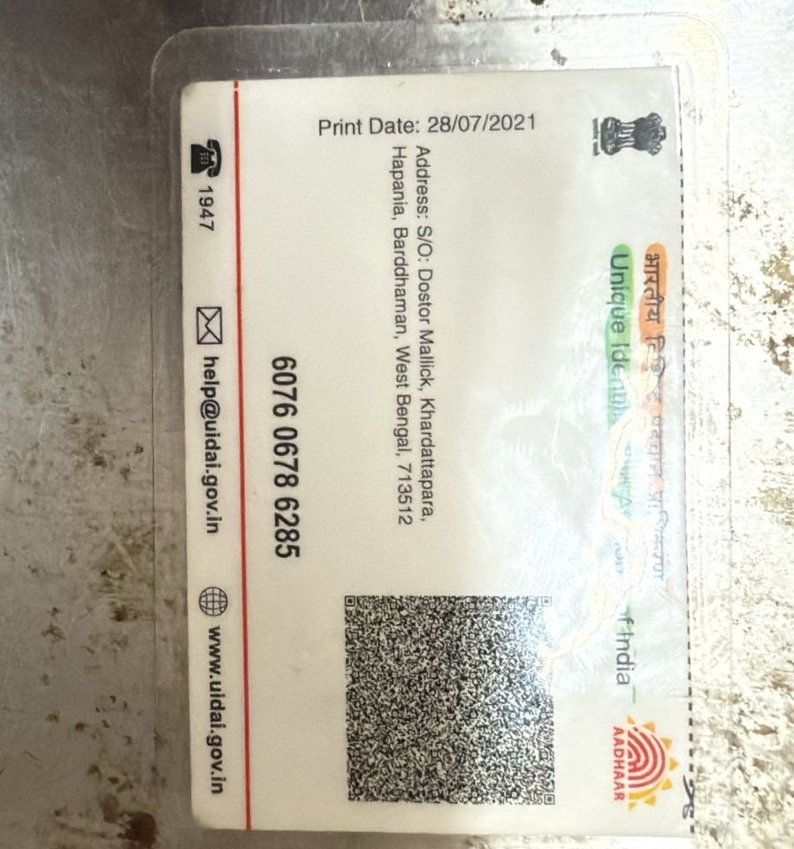 Mrsinha's tweet photo. Gujarat: In a drive against illegal Bangladeshis and Pakistanis living in India, Surat Police recovered fake Aadhaar cards from them.
Guess what? Most of them were issued in West Bengal.

Over 1,000 illegal intruders have been detained so far... https://t.co/SaDbVqwrV0
