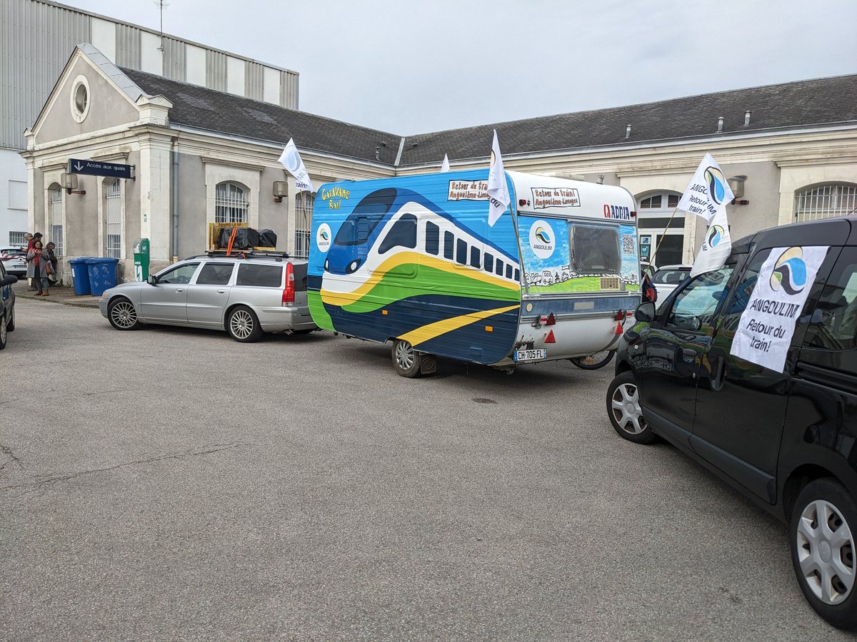 AlineCombrouze's tweet photo. La caravane du rail pour défendre la ligne #Limoges-Angouleme sur le départ https://t.co/OWYBAg3JM0