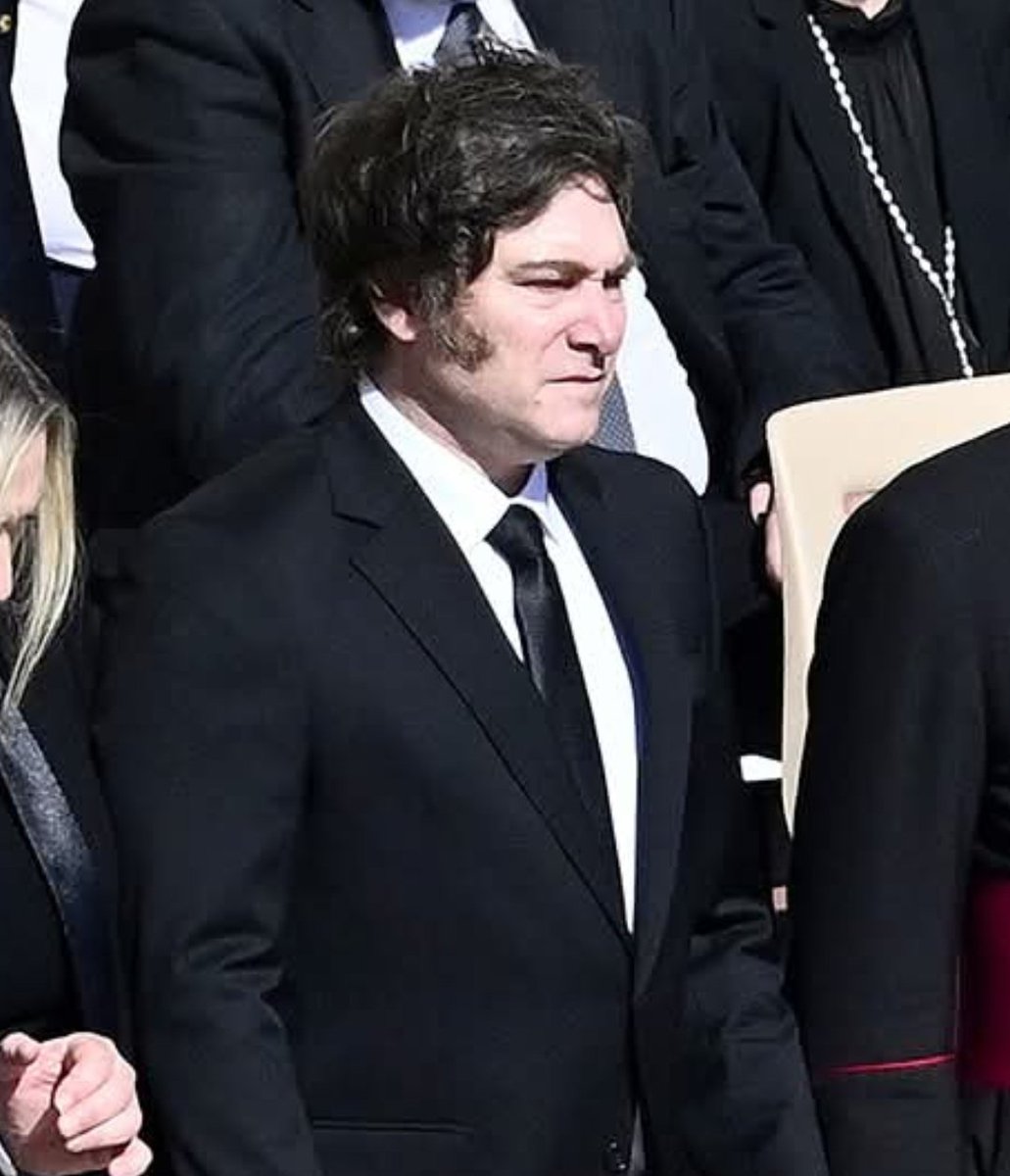 bannamitutto's tweet photo. "Un imbecille.
Rappresenta il male sulla Terra".
Eccolo.
#funerali #Franciscus #Milei https://t.co/iOHMb9gkbB