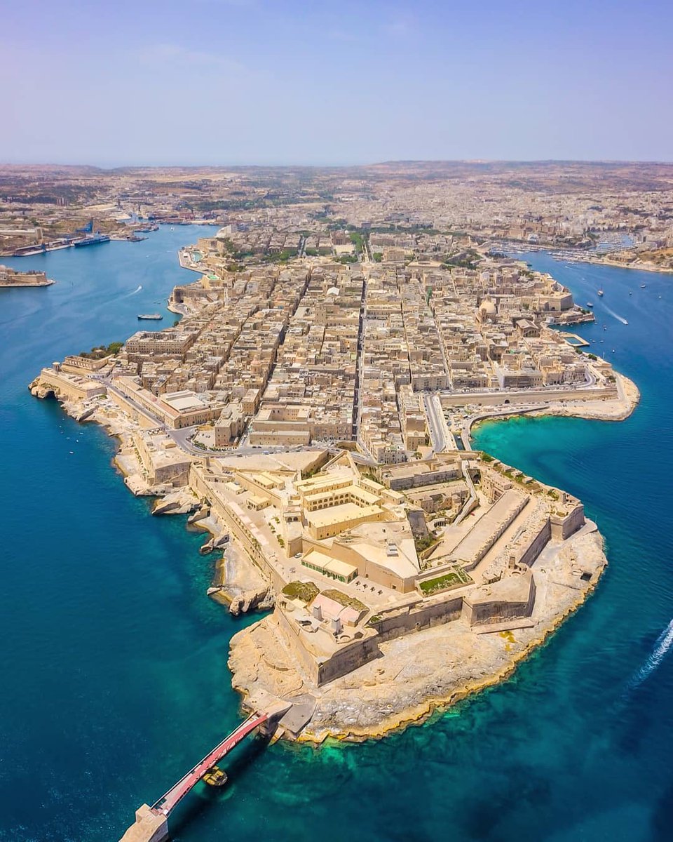 From Valletta with love❤️ [📸 bit.ly/3Gn1YbE] #VisitMalta #Malta #Drone #Valletta #Historic #Knights #City #Baroque #Peninsula #Europe #VisitEurope #Travel #TravelGram #Wanderlust