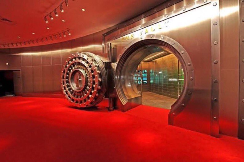 kaji_sijo's tweet photo. Mpaka unakufa hauto kaa uingie sehemu inaitwa THE VAULT OF SECRET FORMULA
-
Yaani kuna uwezekano wa kuingia ofisi za CIA na FBI, Ikulu ya Marekani au Vatican ila kuingia Viwanda Mama vya Pepsi na Coca-Cola hiyo itabaki kuwa ndoto tu kama ndo zingine.

Yaani usiri wa formula ya kutengeneza Coca-Cola ilipelekea kiwanda kuchimbwa chini ya Ardhi

Fungua Uzi🧵⤵️
