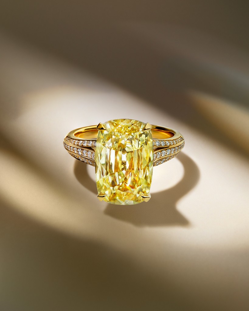 With a luminosity reminiscent of the sun, this 5.01 carat fancy intense yellow diamond solitaire takes centre stage within a split shank, set with brilliant-cut diamonds.⁠
#Boodles #FifthAvenue